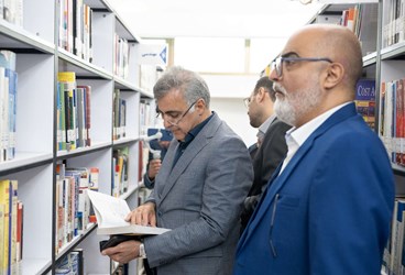 بازدید مدیرعامل گروه توسعه پتروایران از کتابخانه عمومی پارک‌شهر به مناسبت روز کتاب و کتاب‌خوانی